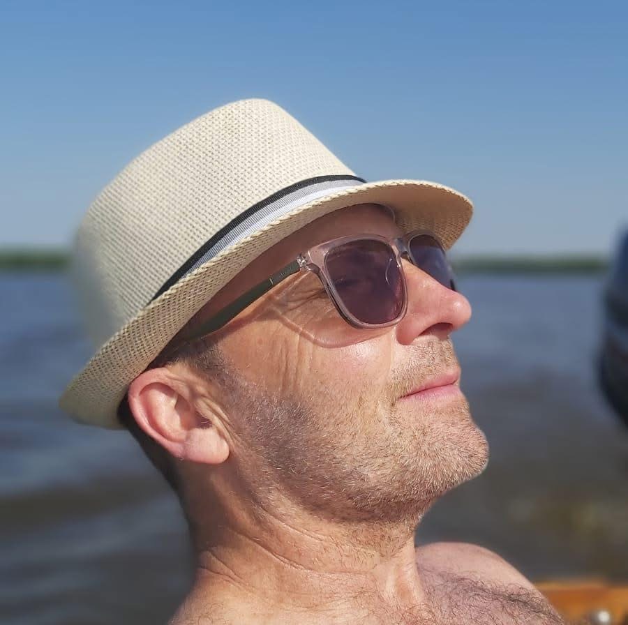 Frank met een hoed, bij het water