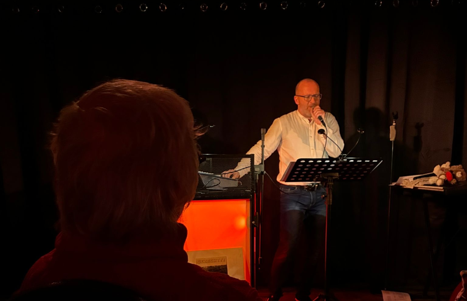 Frank tijdens de voorstelling, foto 3
