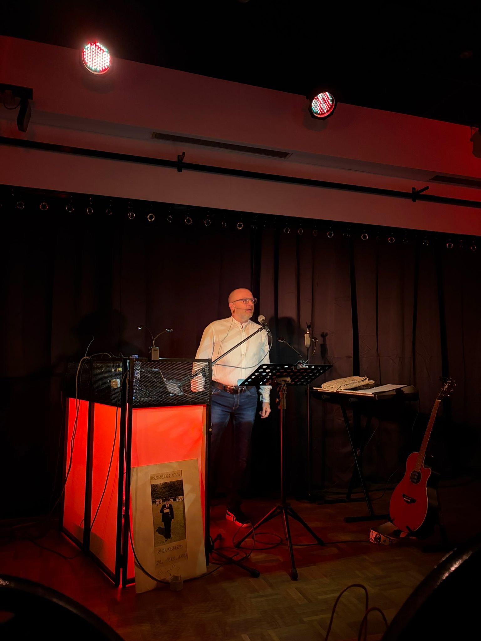 Frank tijdens de voorstelling, foto 4